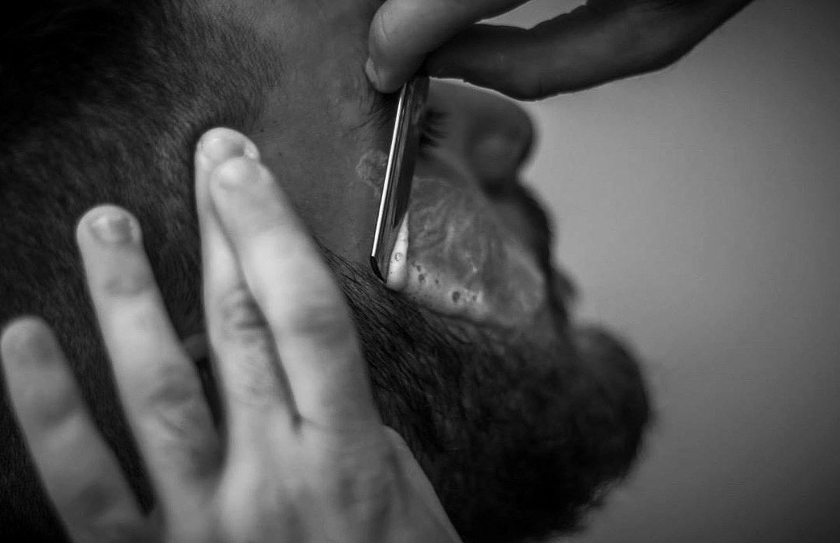 Nothing like a good shaving ritual 😎

#MenWhoShave #HawkinsAndBrimblegr #ShavingRitual #ShavingCream #ShavingBrush #ShaveLikeAPro #ShavingProducts #NaturalIngredients #Barber #OneBeautygr