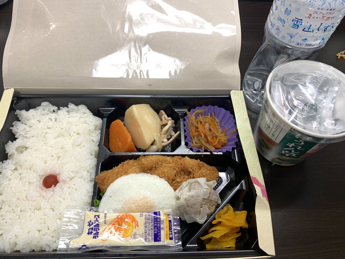 Kooooohakuu's tweet photo. ホテル隔離飯。あんま好きじゃない https://t.co/p5Az4tyJUw