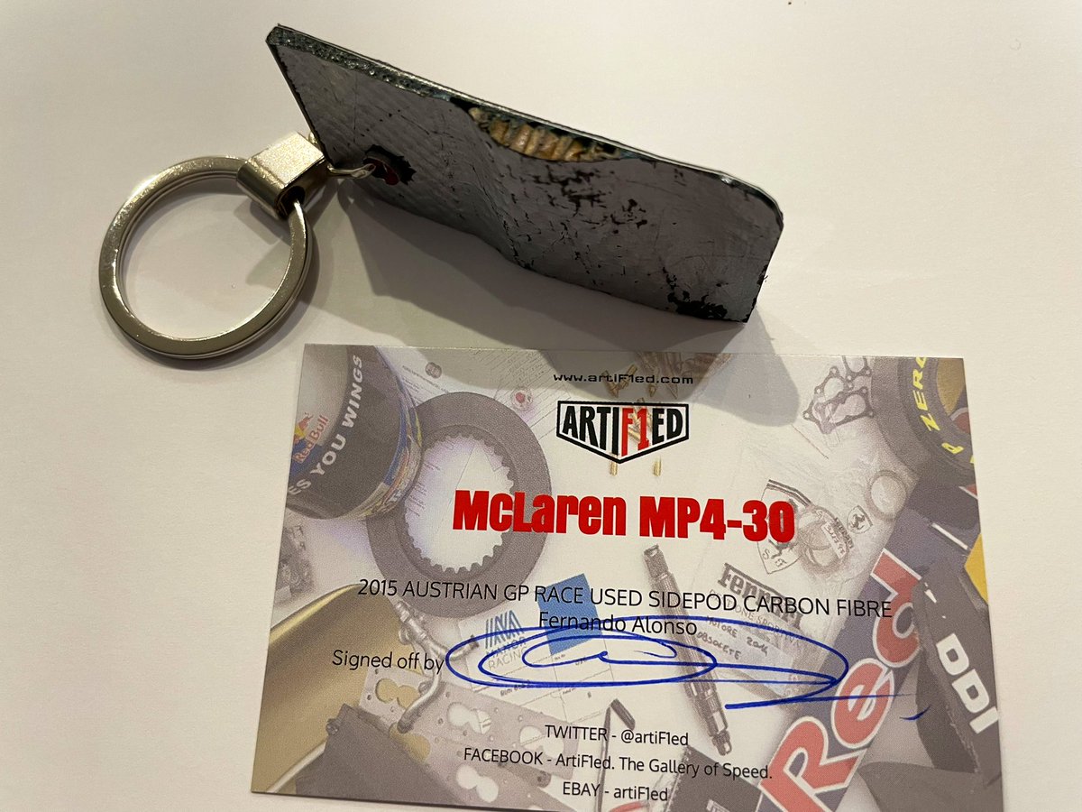 LoweyForSure's tweet photo. GIVEAWAY TIME! 
Your chance to own a piece of Fernando’s McLaren MP4-30.
This piece has been hand crafted into an awesome key ring by the talented @artiF1ed 
Just retweet this post to be in with a chance. 
Giveaway ends at 6pm UK time this Saturday 11th Dec.
Good luck 👊🏼🧡 https://t.co/nw96wkGrZV