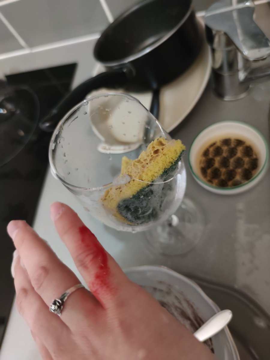 MathildeCln2's tweet image. Coucou @Gifi_france , vos verres en carton qui explosent sous "l'extrême" pression d'une éponge, c'est comment ? Parce que moi ça pique un peu.