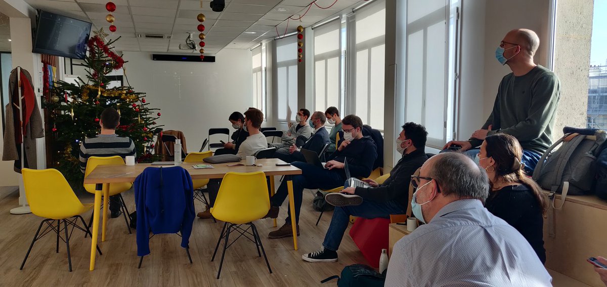 Une partie des membres du Core <a href="/TechRocksFr/">Tech.Rocks</a> regardent le #TRSummit chez <a href="/theodo/">Theodo</a> 👌🏻💙👍🕺💃