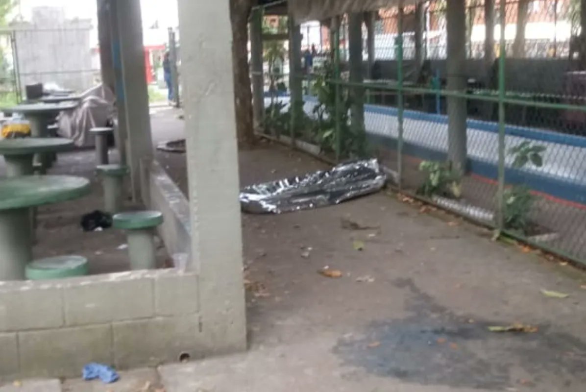 atribunasantos's tweet photo. Homem é morto a facadas em Santos após discussão e corpo é encontrado em praça: https://t.co/xRA9hjOayy https://t.co/UXo6ogbhfH