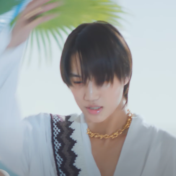 940114J's tweet photo. props to the makeup artist that put a single drop of lipgloss in jongin's lower lip you deserve a raise https://t.co/NIkaGuI0eT
