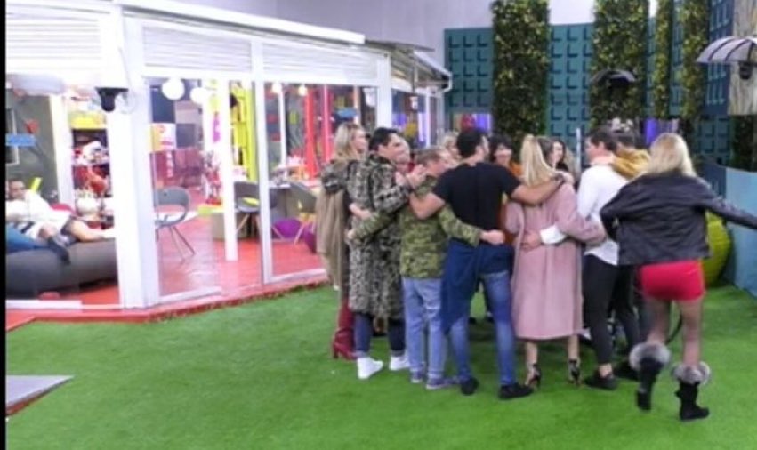 oocsoleil's tweet photo. jessica rimane accanto a soleil, mentre tutti gli altri si abbracciano💘
#gfvip https://t.co/Zfrfry3LOi