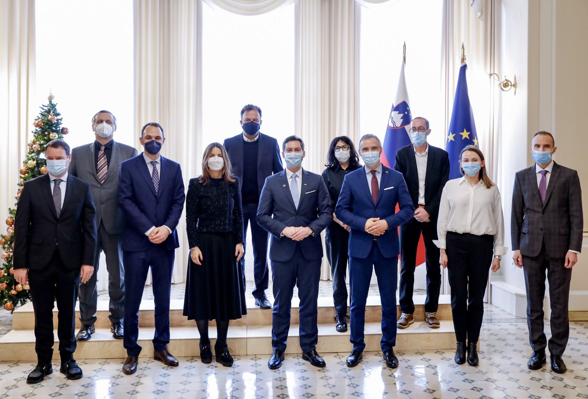 Partnerstvo z družbo <a href="/Google/">Google</a> je še en dokaz, da postaja 🇸🇮 nova digitalna zvezda 🇪🇺. 

Veseli me, da bo investicija v višini 2,5 milijona usmerjena v razvoj umetne inteligence in socialnega podjetništva v 🇸🇮.

Iskrene čestitke prejemnikom in velika zahvala <a href="/Google/">Google</a> &amp; <a href="/Googleorg/">Google.org</a>!