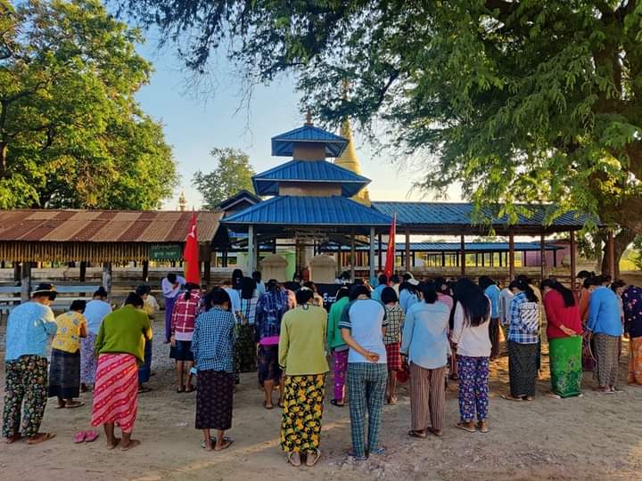 Hundreds of protestors in Latpadaung have taken to the streets again to condemn the military dictatorship.

#Total_StopSponsoringSAC
#WhatsHappeningInMyanmar
#Dec9Coup
