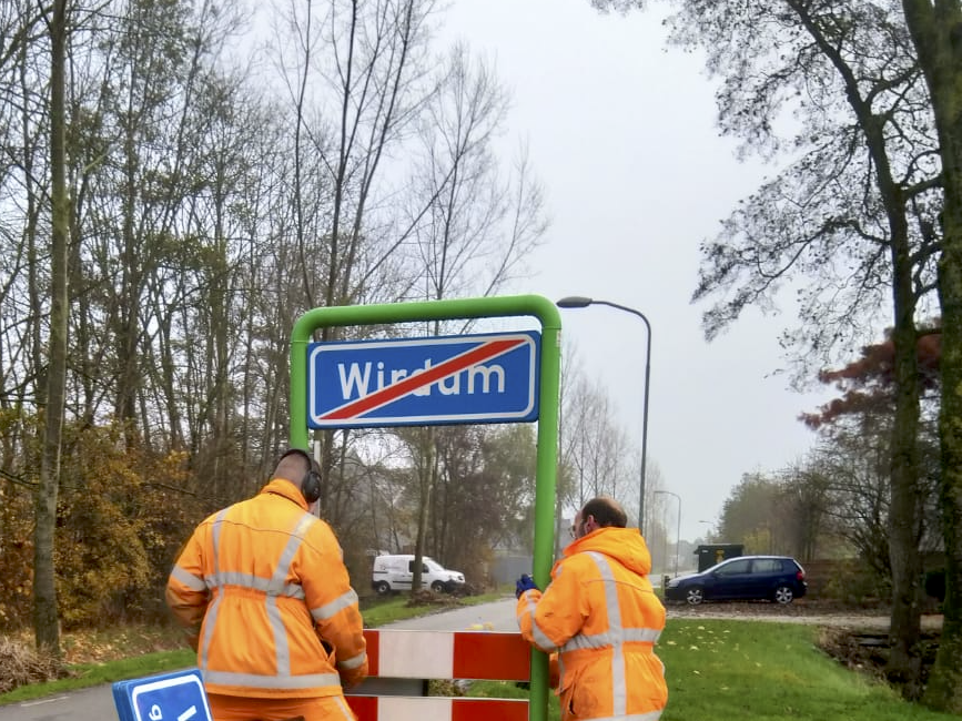 HRGroep's tweet photo. Een fusie van drie gemeenten is een flinke klus. Hoe pak je zo’n project aan? Met onze verkeersbordendatabase brengen we de borden in kaart. Onze plaatsers nemen de juiste materialen mee en weten van tevoren welke borden worden overgeplakt of vervangen: https://t.co/3k1CA4RI8E https://t.co/8bjmgp6rqr
