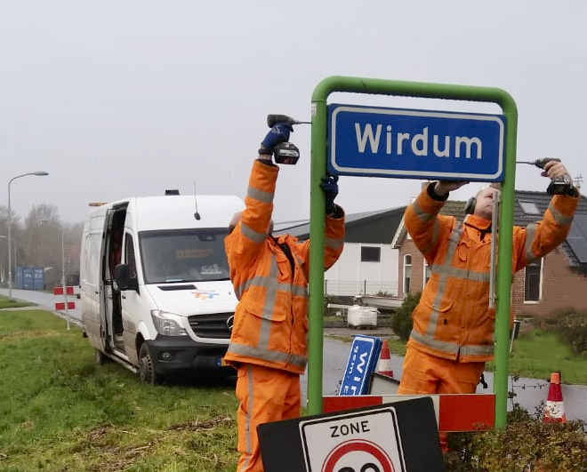 HRGroep's tweet photo. Een fusie van drie gemeenten is een flinke klus. Hoe pak je zo’n project aan? Met onze verkeersbordendatabase brengen we de borden in kaart. Onze plaatsers nemen de juiste materialen mee en weten van tevoren welke borden worden overgeplakt of vervangen: https://t.co/3k1CA4RI8E https://t.co/8bjmgp6rqr
