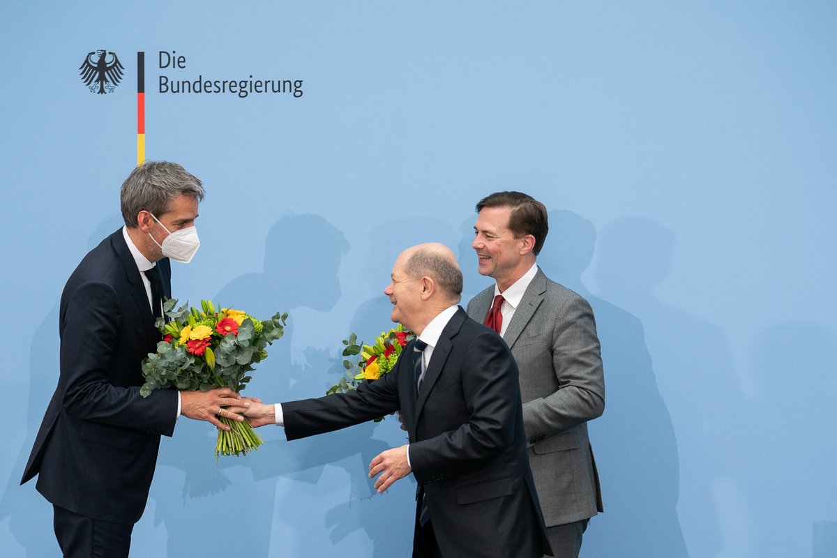 RegSprecherStH's tweet photo. So, ich bin der Neue! Ich freue mich auf eine spannende und aufregende Aufgabe im BPA. Ganz großer Dank an Steffen Seibert für seinen unermüdlichen Einsatz und dafür, mir hier meinen Start so angenehm wie möglich zu machen. https://t.co/RSOfYTKekx