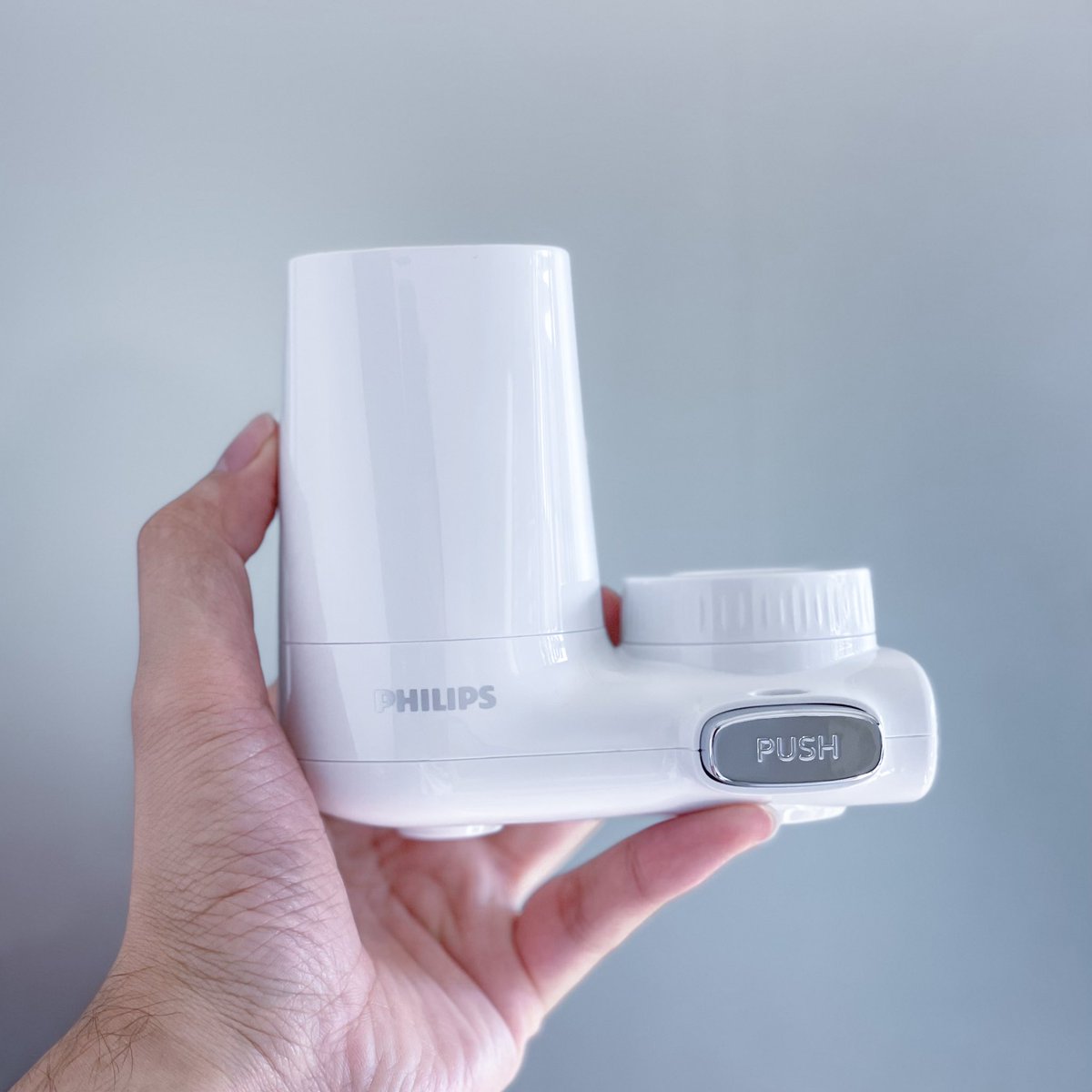 bbommx's tweet image. เครื่องกรองน้ำจิ๋วของ Philips เป็นอะไรที่ตอบโจทย์มาก เสียบก๊อกน้ำปุ๊ปใช้งานได้เลย กรองน้ำไว้ดื่มได้ ล้างผักล้างผลไม้ได้อีก มีไส้กรองชาโคลที่จะกลั่นน้ำสะอาดให้เราไว้ดื่ม มันดีมากแกร ต้องมี