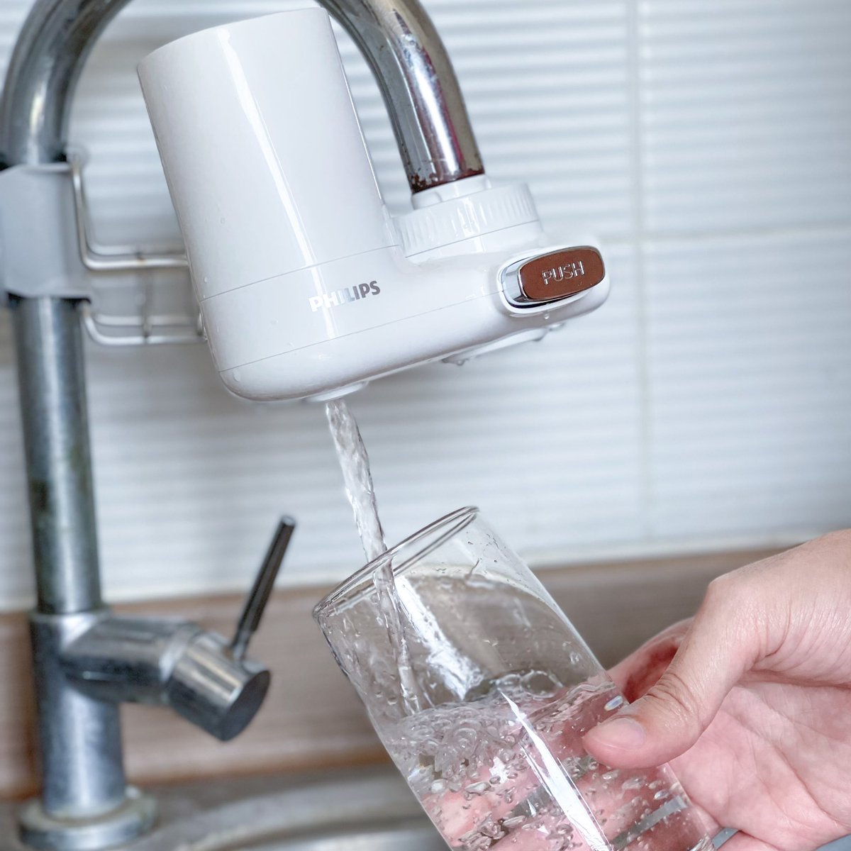 bbommx's tweet image. เครื่องกรองน้ำจิ๋วของ Philips เป็นอะไรที่ตอบโจทย์มาก เสียบก๊อกน้ำปุ๊ปใช้งานได้เลย กรองน้ำไว้ดื่มได้ ล้างผักล้างผลไม้ได้อีก มีไส้กรองชาโคลที่จะกลั่นน้ำสะอาดให้เราไว้ดื่ม มันดีมากแกร ต้องมี