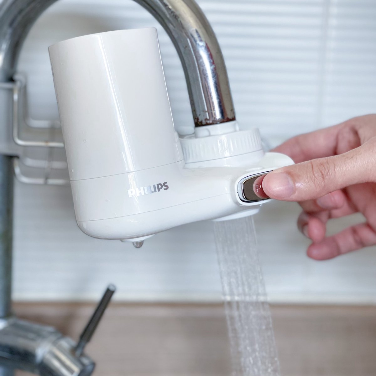 bbommx's tweet image. เครื่องกรองน้ำจิ๋วของ Philips เป็นอะไรที่ตอบโจทย์มาก เสียบก๊อกน้ำปุ๊ปใช้งานได้เลย กรองน้ำไว้ดื่มได้ ล้างผักล้างผลไม้ได้อีก มีไส้กรองชาโคลที่จะกลั่นน้ำสะอาดให้เราไว้ดื่ม มันดีมากแกร ต้องมี