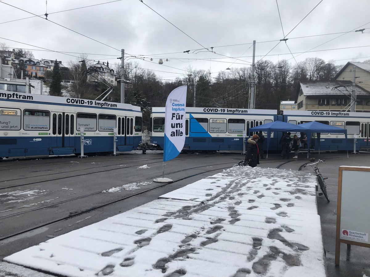 su_toe's tweet photo. „Keine Kulanz“ bei weniger-als-6-Monate beim #impftram Burgwies. Weil sie sonst überrannt würden, sagt der nette Mann ohne Maske. Es war wirklich praktisch kein Durchkommen auf dem Platz mit dem einen Mann, der geimpft wurde. #SwissCovidFail Null Verständnis, @gd_zuerich https://t.co/RNQ0FnK3Mr