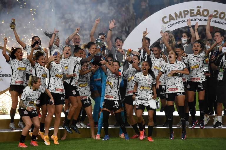 TimaoMulher's tweet photo. 2021 foi um ano impecável! Vimos essa equipe crescer ano após ano e chegar em um nível técnico e de maturidade impressionante. O que essas meninas e essa comissão estão fazendo vai ficar pra história! 🖤🤍
A tríplice é nossa!! https://t.co/UhUzjaFFeo