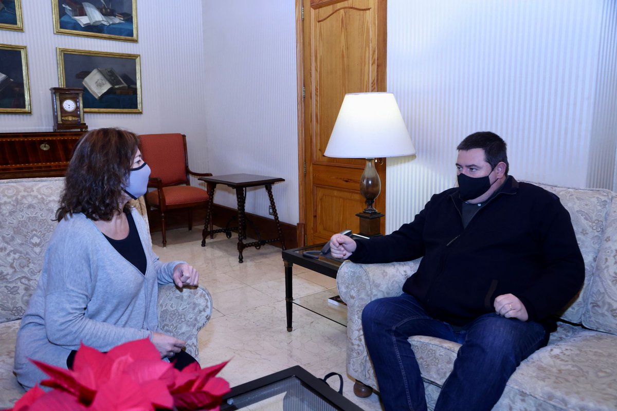 ElConsolat's tweet photo. La presidenta del Govern, @F_Armengol, ha rebut en audiència al nou batle de Sant Llorenç des Cardassar, Pep Jaume Umbert. https://t.co/mGwTuvJRNe