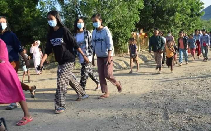 b3rry_y's tweet photo. Evening Strike marched to overthrow the dictatorship by the residents from Salingyi and Yinmarpin.

#Total_StopSponsoringSAC
#WhatsHappeningInMyanmar
#Dec9Coup https://t.co/2KlTyahPBZ