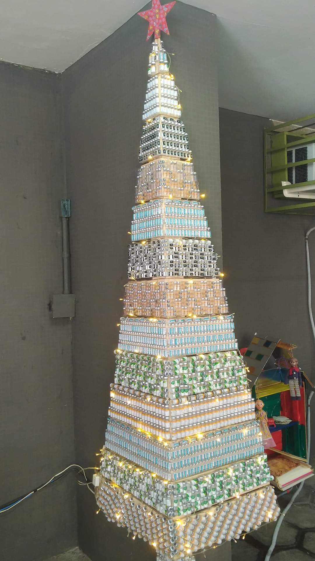 Árvore de Natal é montada com frascos vazios de vacina em posto de saúde de  Santa Teresa - Jornal O Globo