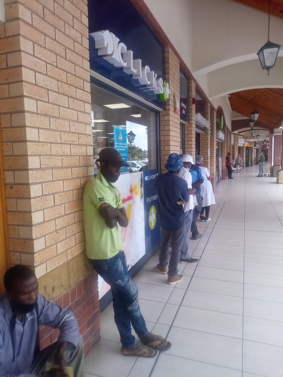 NitoNova's tweet image. So I&apos;m waiting for my vaccine shot for almost an hour &amp;amp; the lady at @Clicks_SA Broadacres says they&apos;re on lunch from 13:00-14:00. Just wait. 😤 #UnacceptableService