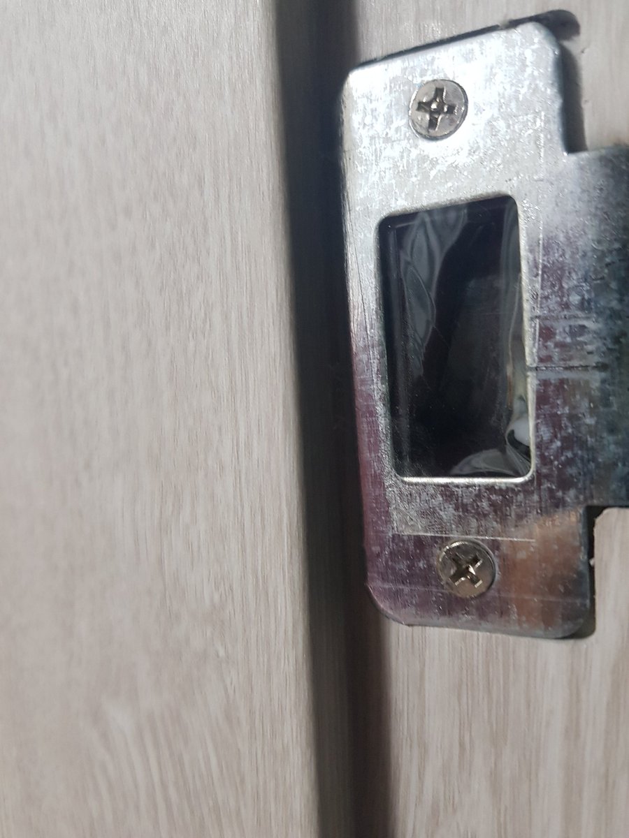 지인이 알려준 초간단 화장실문 잠김 방지법.
⭐문틀쪽 잠금장치에 투명테이프 붙이기

정상적으로 문 사용 가능하면서 잠기는 것 방지할 수 있어요~