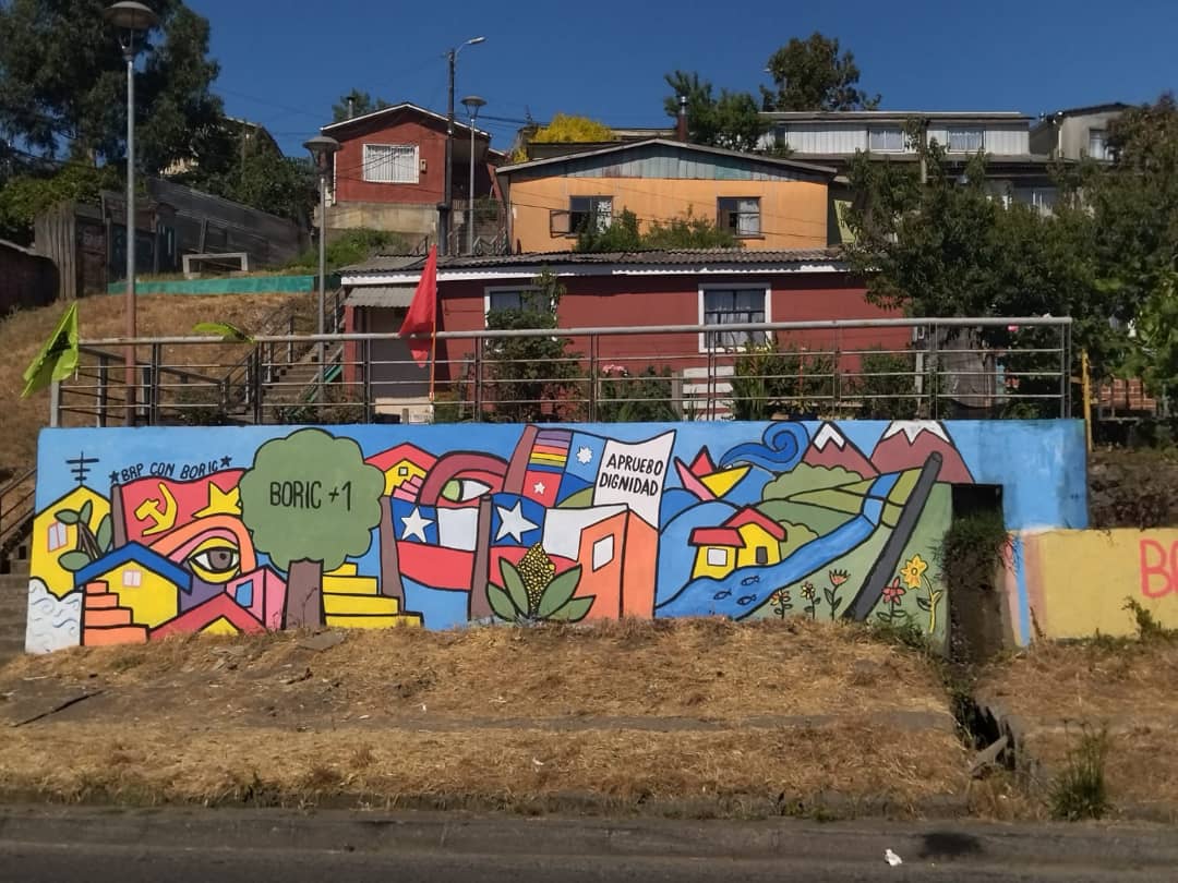 toneja's tweet photo. Ayer jóvenes de la BRP Coronel pintaron un hermoso mural en apoyo a Boric, hoy amaneció así. Los patriotas no saben crear, no pueden imaginar, solo saben destruir y censurar. El odio no es capaz de engendrar nada, o quizás solo engendra monstruos. https://t.co/aJRsN9wFgO