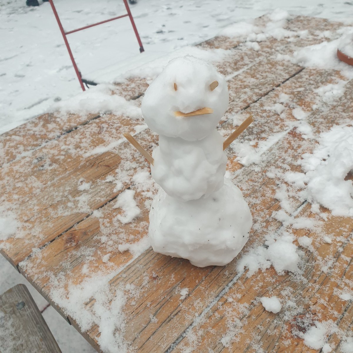 Muhammedadeel's tweet photo. Very first snow man of the year #Snow  #Berlinsnow https://t.co/IERyucbRiS