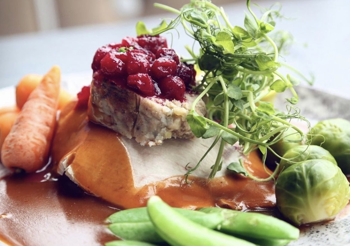 Roast Cheshire Turkey breast, apricot-thyme stuffing with pancetta, mini roasties, Hutton sprouts, chantenay carrots and sugar snaps and all the trimmings 🥕🎄✨❤️ #yardbird #christmasmenu #allthetrimmings