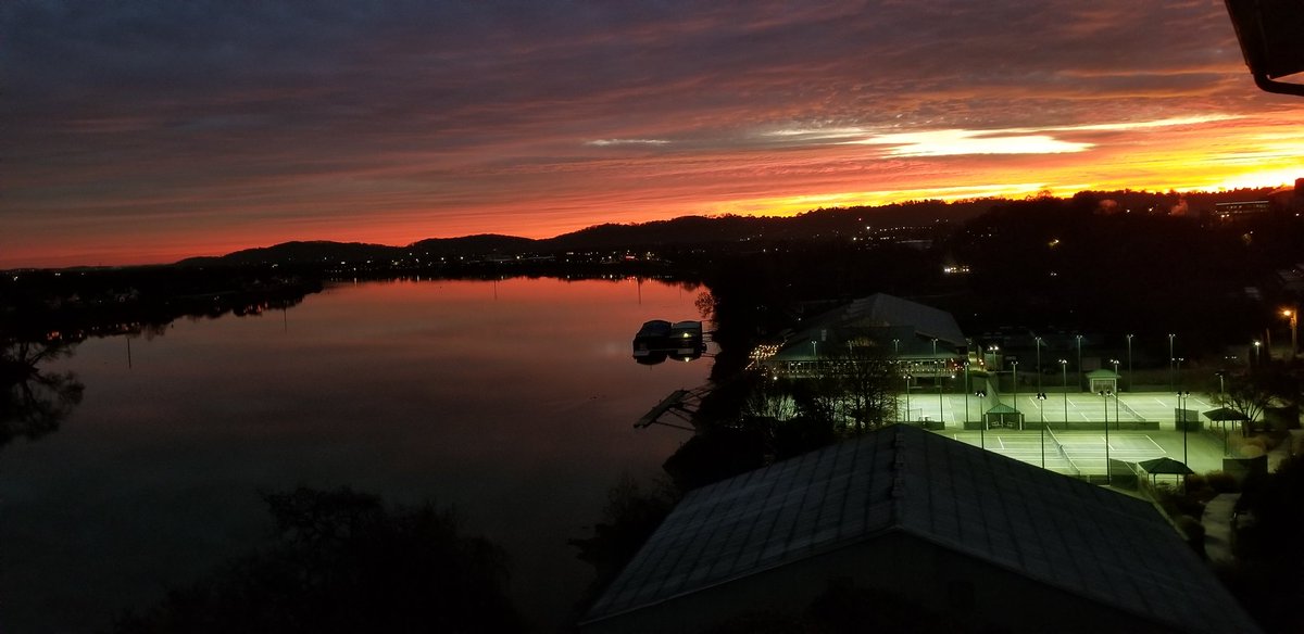 MarissaChatt's tweet photo. What a morning! #Chattanooga #sunrise 😍 https://t.co/3jMUCTBxAy