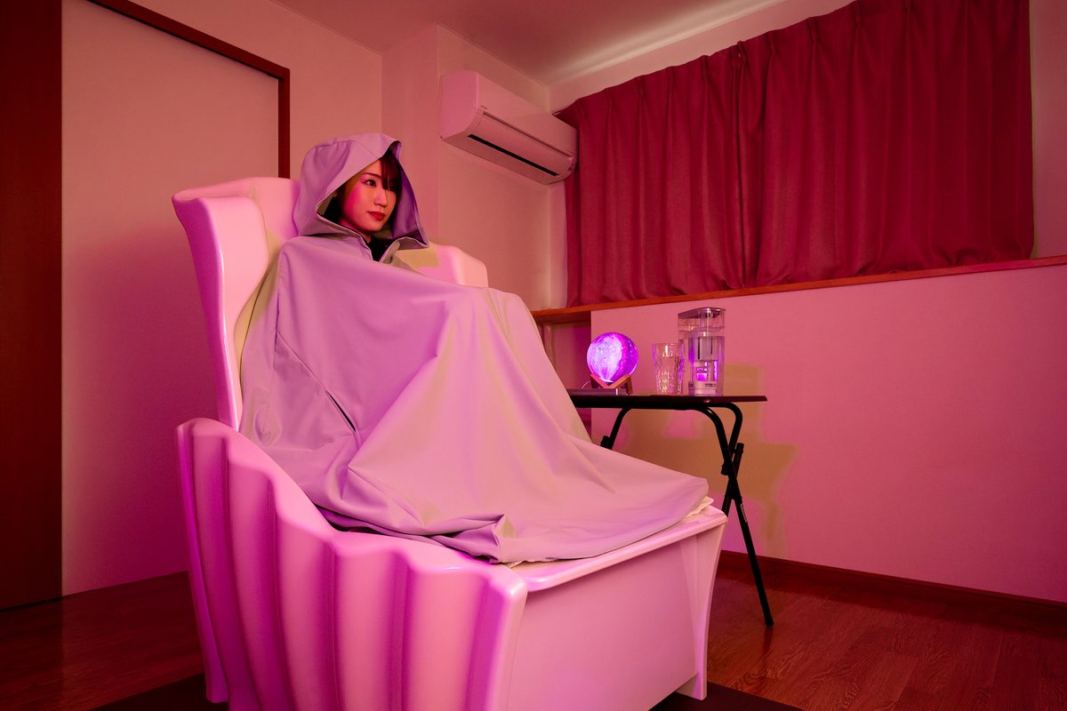 salon_refine's tweet photo. 全身ミストサウナ。美しくなるための全身ハーバルトリートメントシステム。
専用のテラウエアを着用し、オリジナルケープに包まれて「YOSAチェア」に座ります。 https://t.co/onF7myD2Ud