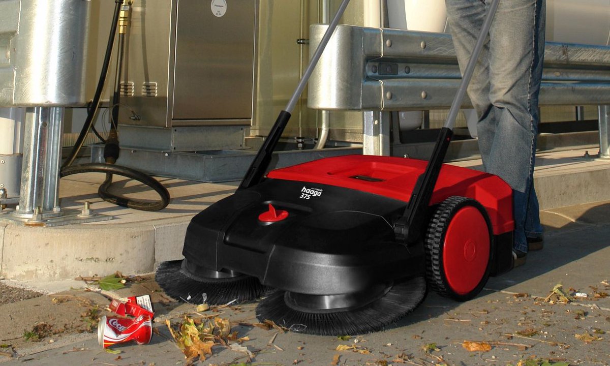 InnoviBV's tweet photo. Vandaag is het de dag van de vrachtwagenchauffeur. Verwelkom ze vandaag met een schone oprit. Met de Starmix Haaga veegmachines veeg je het blad en andere vervuiling snel en eenvoudig weg. 

Wij wensen alle vrachtwagenchauffeurs een fijne dag toe 😊 
https://t.co/NueeoEnCVE https://t.co/QjTvxADpas