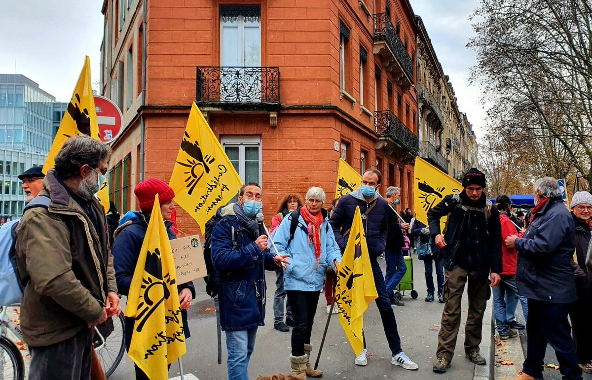 mbompard's tweet photo. Mobilisés à Toulouse contre l'agrandissement de l'élevage de 200000 poules de #Lescout et pour la défense de l'élevage plein-air menacé de disparition par le gouvernement !
Le #Covid ne leur a pas suffi, Macron nous enferme toujours plus dans l'impasse de l'élevage industriel ! https://t.co/0PksGXqhjA
