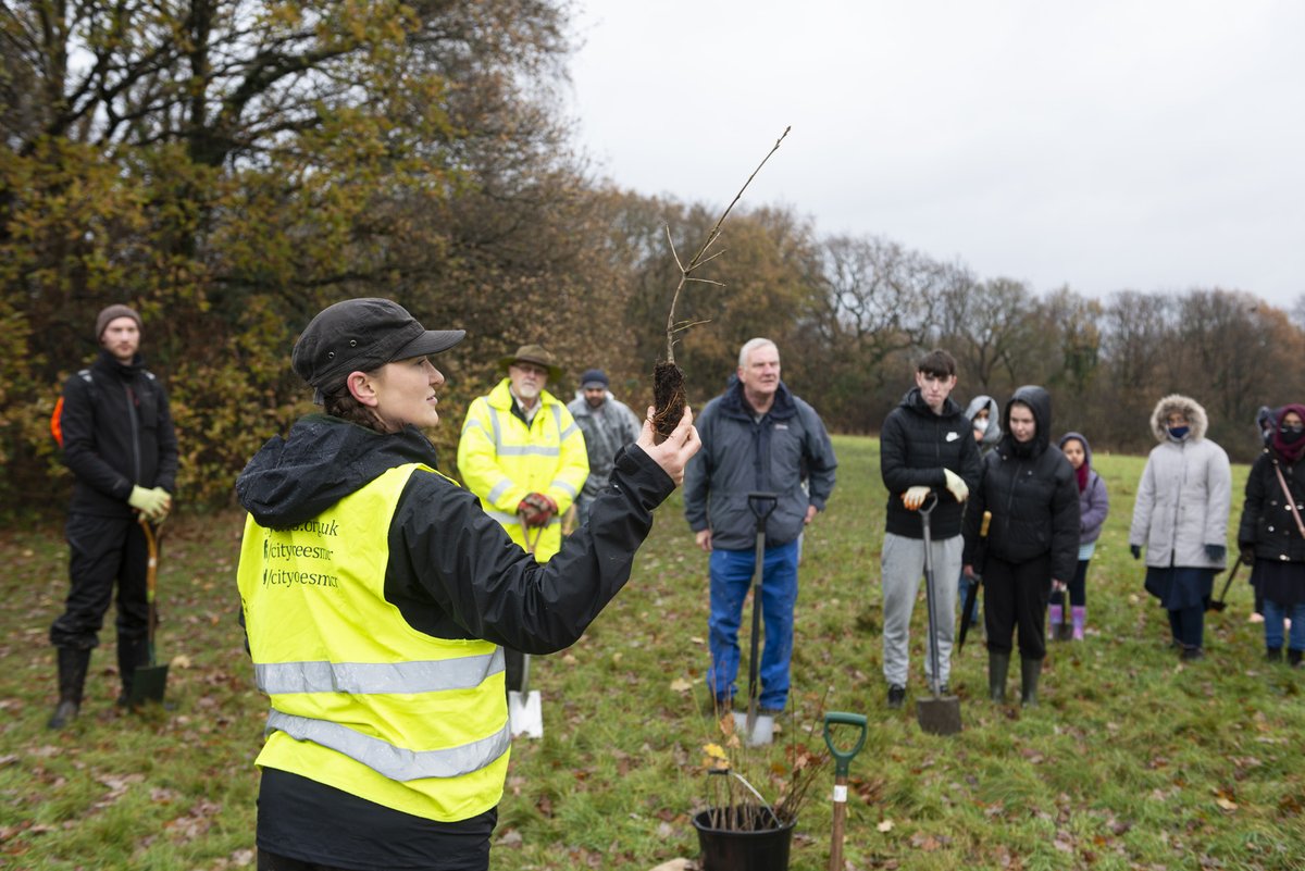 CityofTreesMcr's tweet photo. Celebrating the Queen's #diamondjubilee with an incredible group of #volunteers was fantastic last Saturday🙌🌳
@QGCanopy @StockportMBC @greatermcr 
We even had @MayorofGM join in with planting nearly 700 #trees, helping to tackle the #climatecrisis in GM 🌳🌲 https://t.co/01MAqhUN5P