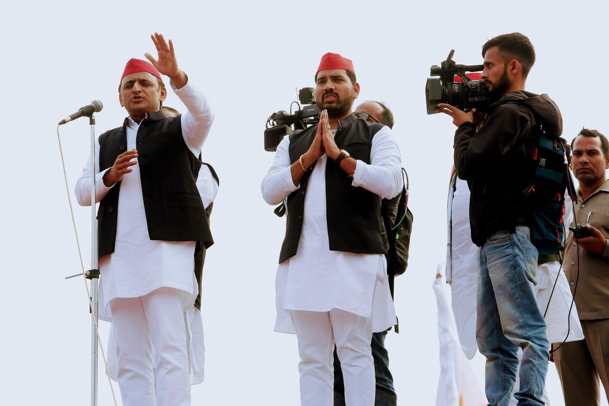 VeeruBhaiya4bjp's tweet photo. मै सेवक, हमेशा सेवा में तत्पर 
अपनी क्षेत्र की जनता के लिए 
जो मुझे अपना बेटा,भाई समझते है 

🙏🙏🙏🙏🙏🙏🙏🙏🙏🙏

#veerubhaiya #virendrapratapsingh #AkhileshYadav #teamveerubhaiya #SamajwadiParty #jhansi https://t.co/NlNHhb9rz0