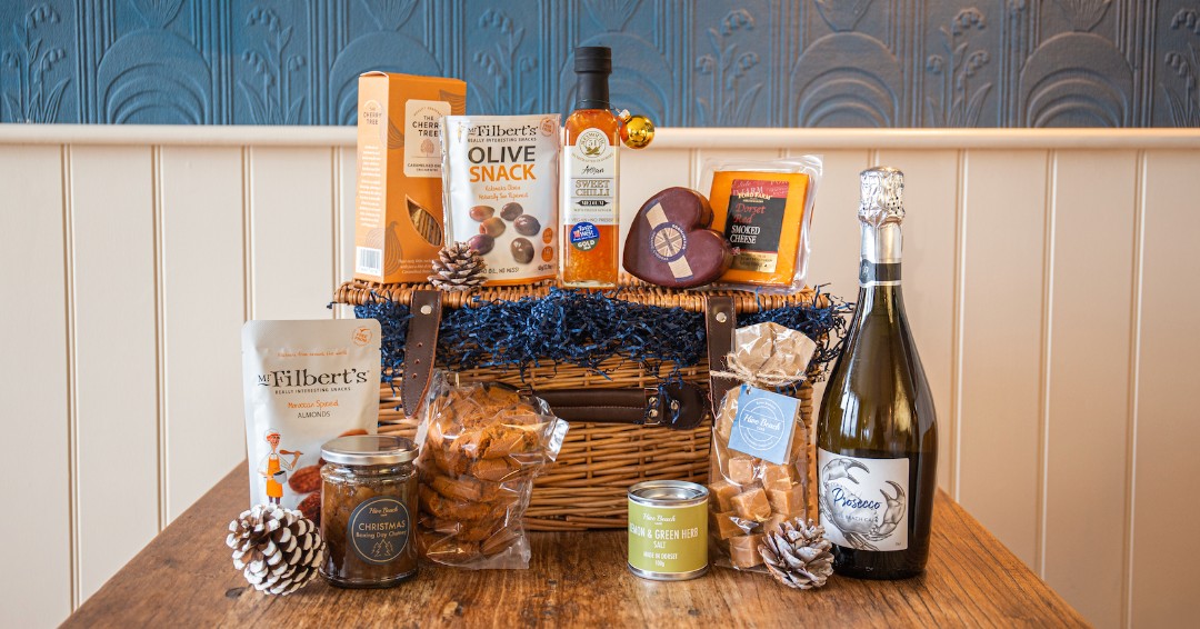 Prepare to eat, drink and be VERY merry with The Burton Luxury Christmas Hamper! Filled to the brim with our finest fizz, Ford Farm cheese, Cherry Tree crackers Filberts nibbles and more 🎄
• • •
Order your hamper in time for Christmas: hivebeachcafe.co.uk/product-page/b…