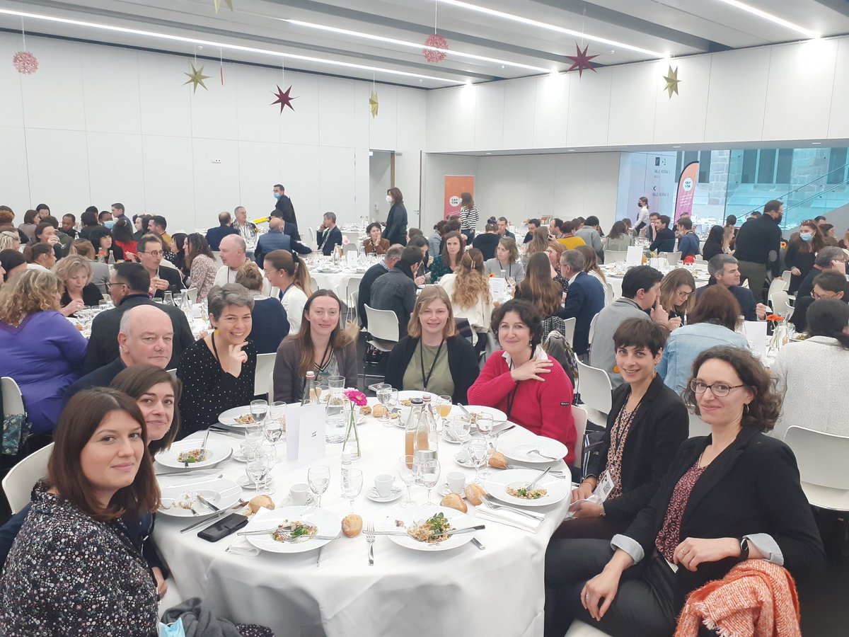 fabVILLECHIEN's tweet photo. Table maino-ligerienne pour le second déjeuner de #capcom21 à #Rennes @evabuin @Helene_Adam49 @maugessurloire #Alter  #Montrevaultsurevre #osezmauges @villepontsdece @cap_com https://t.co/WDmbVV2JwS