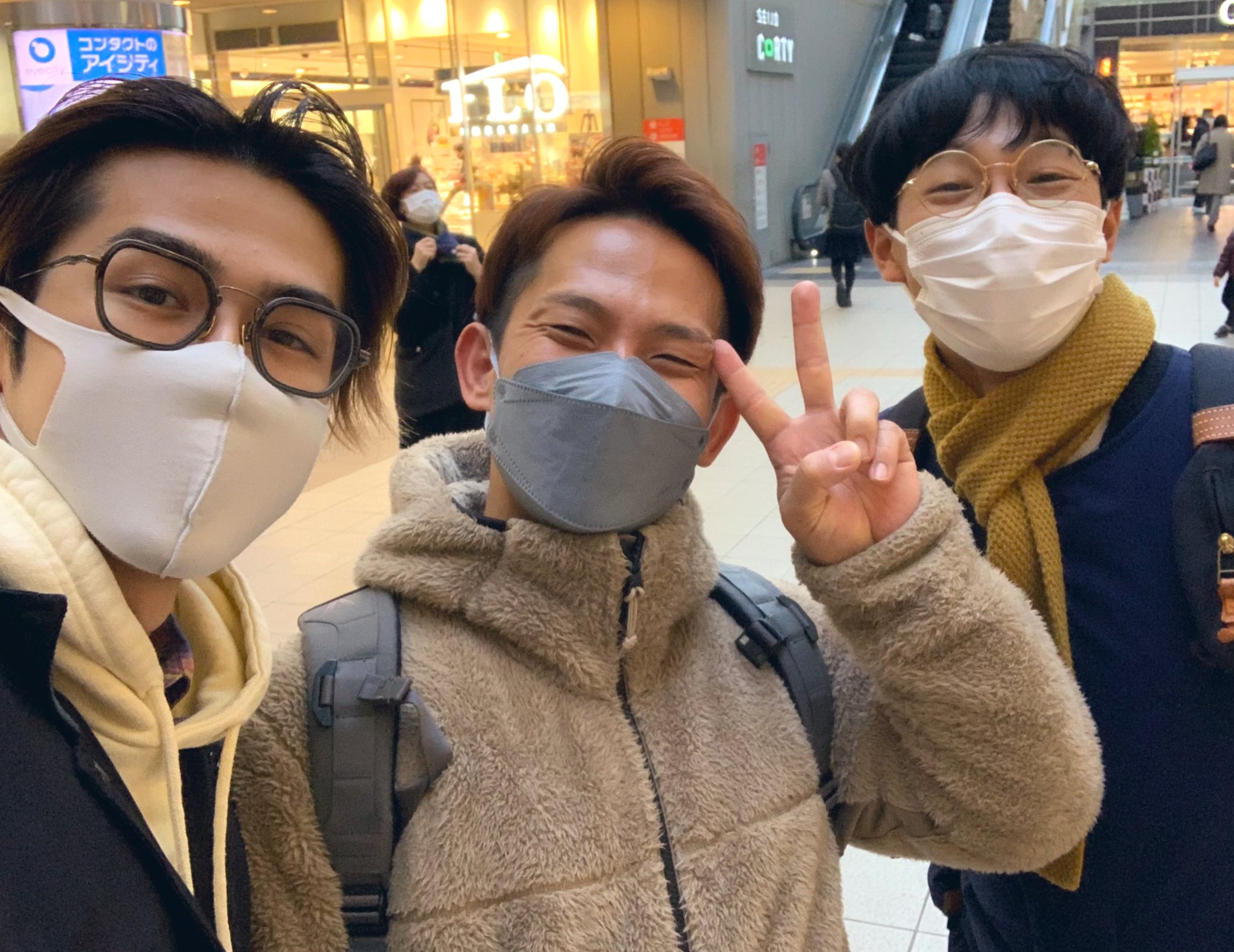 金子しんぺい お二人と久しぶりに会って話して腹抱えて笑って 良き時間でした ユウリ君の人生はやはり面白く ヒデさんは相変わらず眠そうで安心しました T Co O56oasqeog Twitter