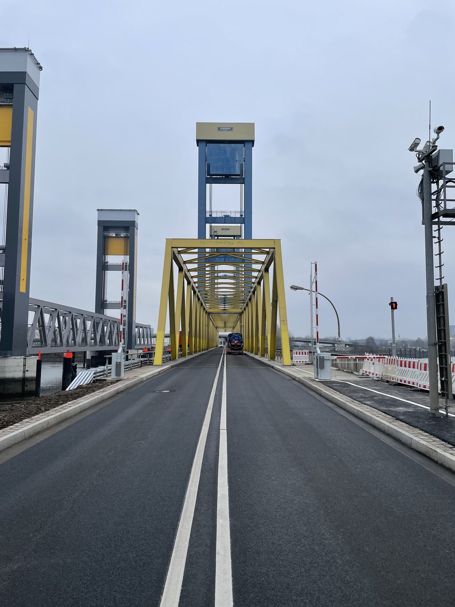 ActemiumD's tweet photo. Seit 6.12. rollt wieder der Autoverkehr über die Hamburger #Kattwykbrücke. Innerhalb einer Integrierten Projektallianz  war #Actemium bei der Sanierung für die Elektro- &amp; #Steuerungstechnik verantwortlich:  https://t.co/mVfyK7b3WT
Bild 1: Lina Nguyen Fotografie
 #InsightActemium https://t.co/4MglOww0m0