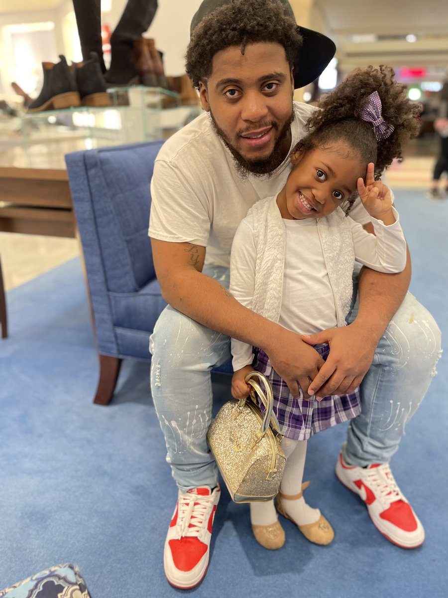 Dmoeeee's tweet photo. I’m a father always‼️ And you’re my best attribute 💜 For you I’ll be whatever you need me to be 💕 Happy Holidays My Queen 👑 🖤 https://t.co/itva9m1AJK
