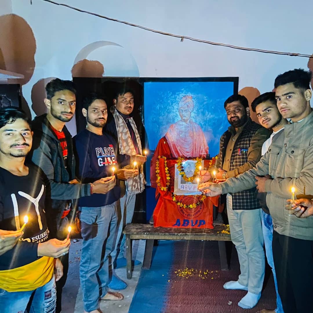 abvphathrasbraj's tweet photo. #शत_शत_नमन
#विनम्र_श्रद्धांजलि 
अखिल भारतीय विद्यार्थी परिषद हाथरस  ईकाई के कार्यकर्ताओं ने हेलीकॉप्टर दुर्घटना में वीरगति प्राप्त सीडीएस जनरल बिपिन रावत जी व उनकी पत्नी और ग्यारह वीर जवानों को श्रद्धांजलि अर्पित की व सभी की आत्मा की शान्ति के लिए मौन धारण किया https://t.co/wFeiQZW4lU