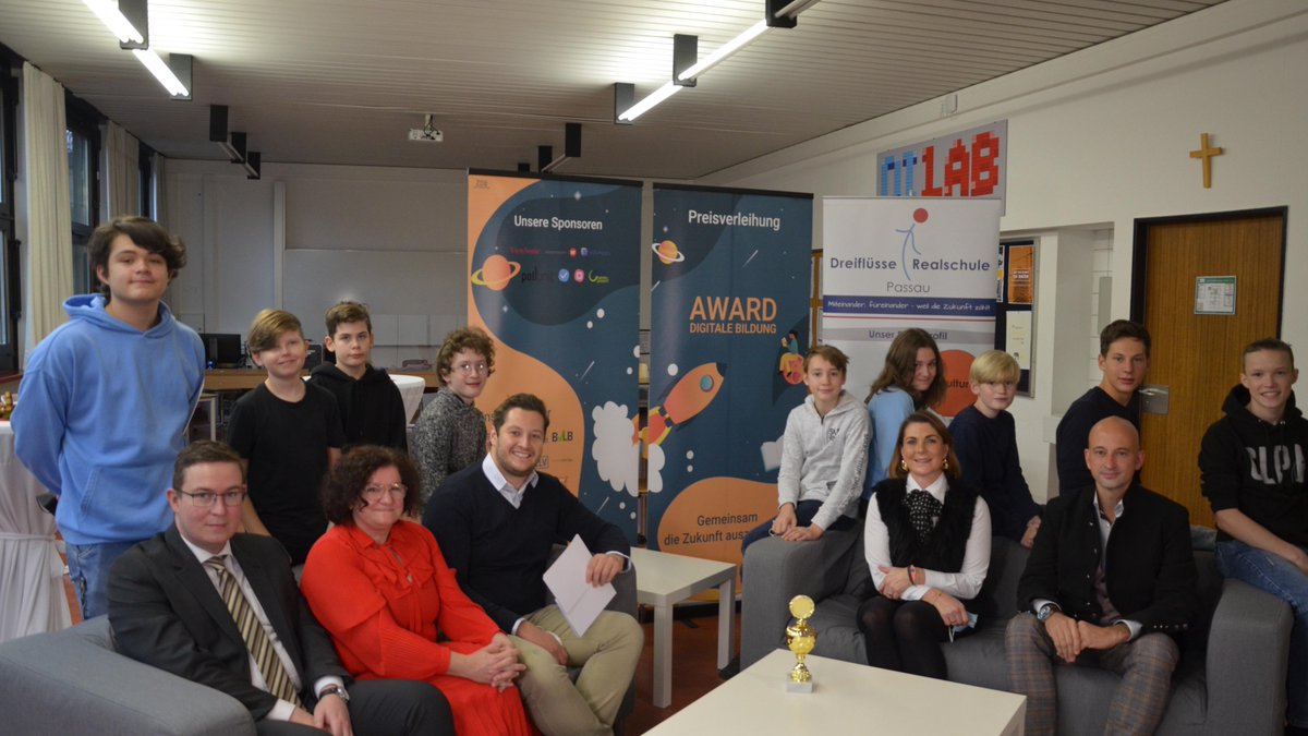 Unsere Nächste Station ist Passau. Hier hatten wir die große Ehre Marc-Andree Hennekes, Susi Riederer von der  Dreiflüsse-Realschule zu treffen. Die beiden Lehrer haben mit dem Konzept Nr. 7 - Media Coach den Visionspreis in der Kategorie Sekundarschule gewonnen.

#Gewinn