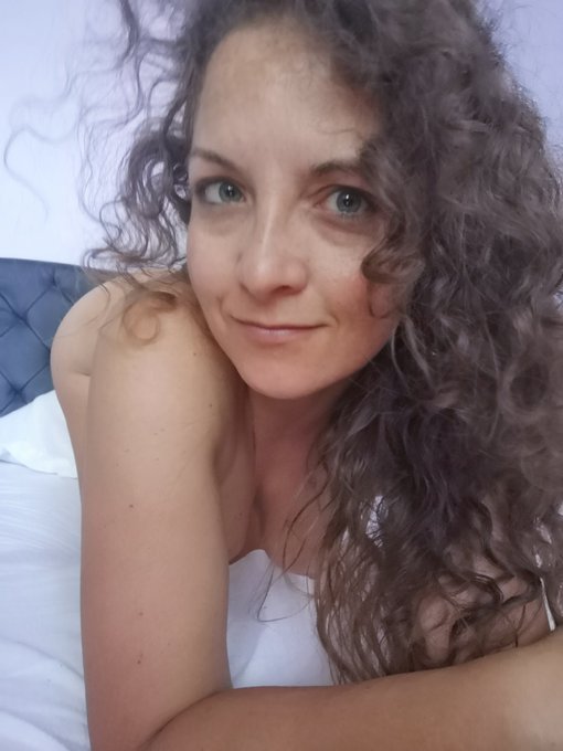 Sur mon lit...🥰 https://t.co/zl5BLqo2ba