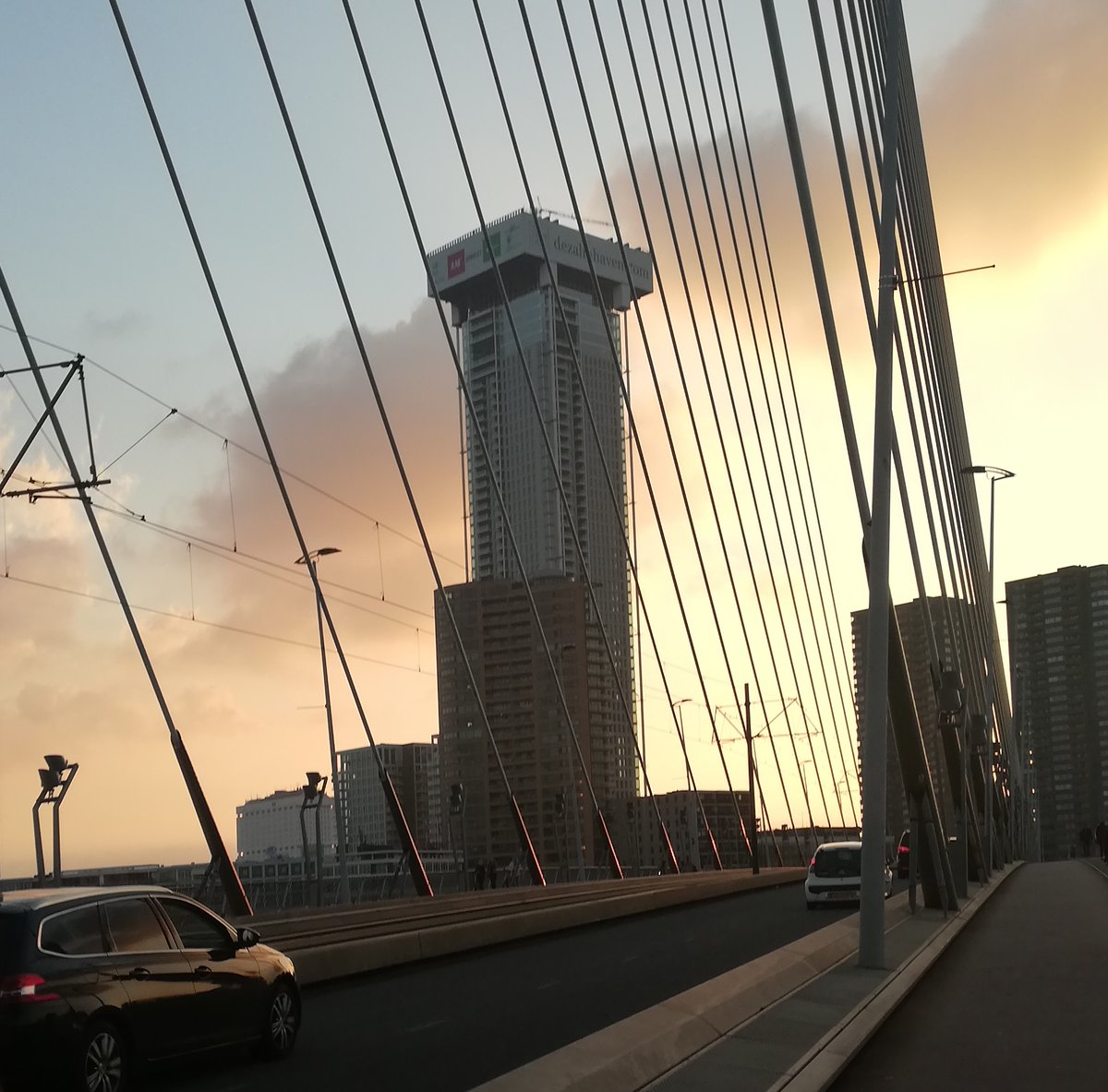 Rdamonderweg's tweet photo. 🌉🌙 | De #Erasmusbrug is aankomende nacht tussen 00.30 en 06.00 uur dicht voor al het verkeer. Tijdens de afsluiting wordt de bediening getest. Auto- en fietsverkeer rijdt om via de #Willemsbrug en voor voetgangers is er alternatief vervoer geregeld. https://t.co/61qH372bfY