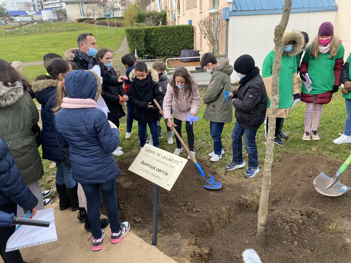 0251079m's tweet photo. Arbre de la laïcité planté à Planoise en présence des institutions et des scolaires, dont Tristan Bernard. Pour une laïcité du vivre-ensemble et des valeurs de la République https://t.co/ILAg1KHlJj