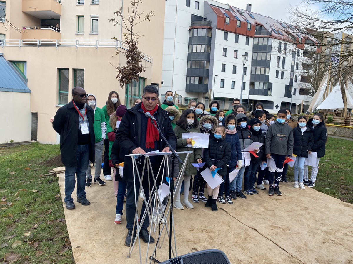 0251079m's tweet photo. Arbre de la laïcité planté à Planoise en présence des institutions et des scolaires, dont Tristan Bernard. Pour une laïcité du vivre-ensemble et des valeurs de la République https://t.co/ILAg1KHlJj