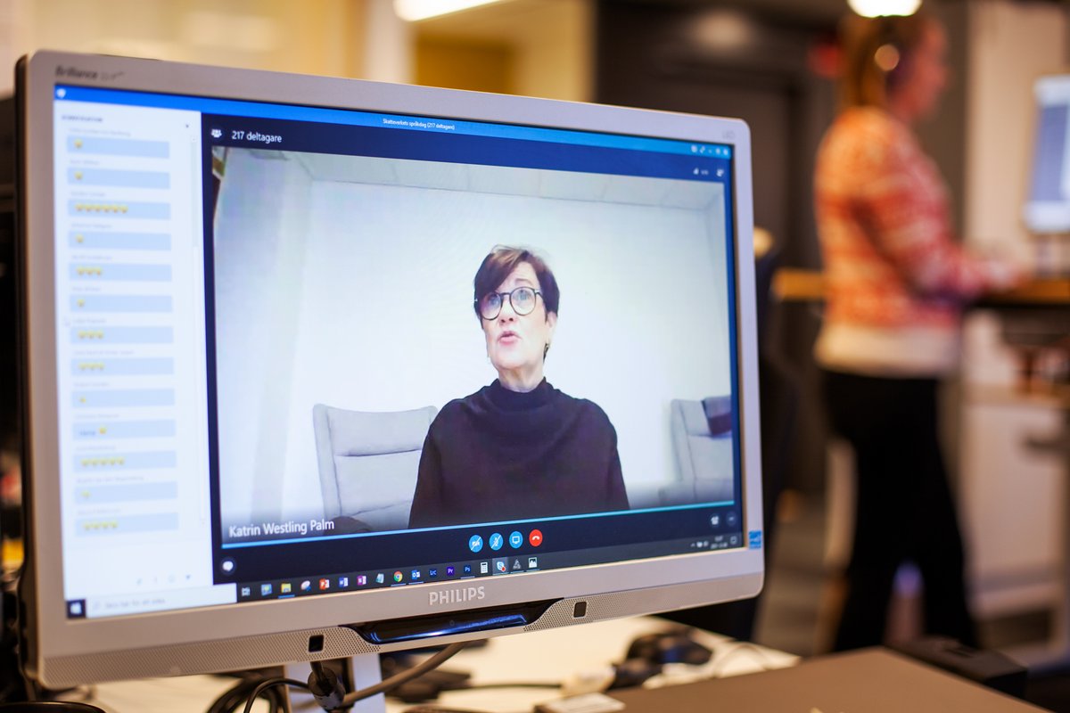 Idag hade jag glädjen att ge vårt interna klarspråkspris Språkskatten till sakkunniga i skrivarstugan för bo- &amp; flyttkontroll. Tillsammans med vår språkkonsult har de skrivit 90 stödtexter för beslut och andra brev som gör det lättare att hantera sin folkbokföring. Stort grattis!