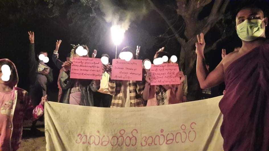 Chanapai247's tweet photo. Pro-democracy monk and his fellows in #PyiGyiTaKhon of Mandalay held their regular night strike tonight .
#Total_StopSponsoringSAC
#Dec9Coup 
#WhatsHappeningInMyanmar https://t.co/uYYWZbL7pd