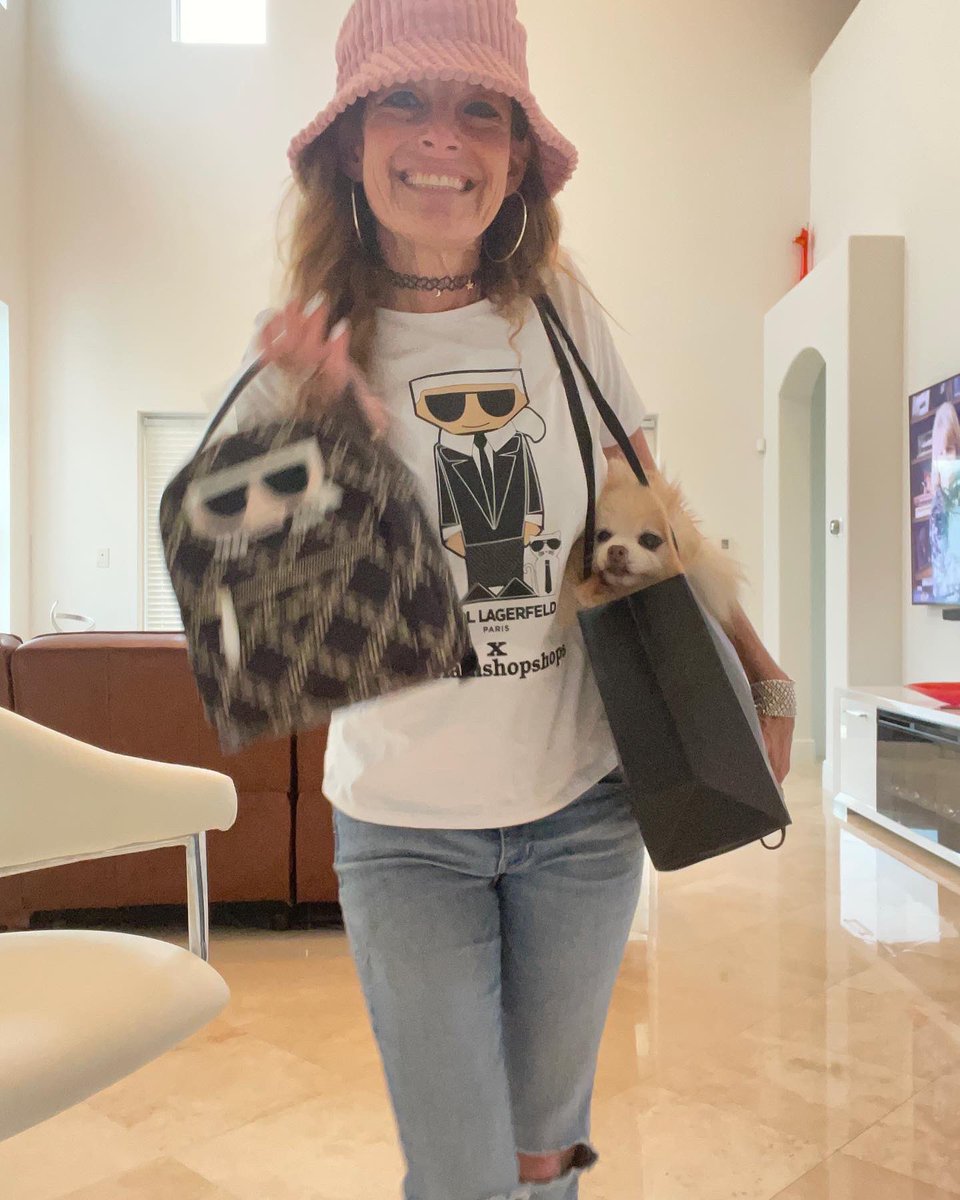 MirSellsLuxury's tweet photo. Current moodโฆSuper Grateful. Merci Beaucoup โค๏ธโค๏ธโค๏ธโค๏ธ#KarlLagerfeldParis @shopshopslive #KarlLagerfeldParisXMiriamShopShops #MirAndSparkles #livestreamhost #SparklesXChoupette #KarlLagerfeld #ShopShops https://t.co/nD8ti798y5