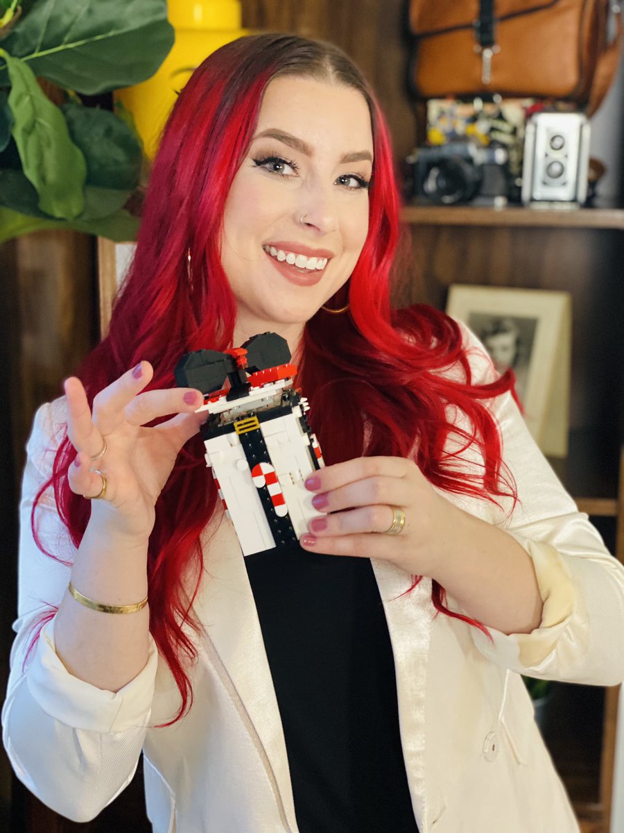 nataliecleve's tweet photo. #sponsored #LEGOpartner | Take your gift giving to the next level with a LEGO gift box with a hinged lid! You could fit small trinkets in this one, bracelets, or giftcards. What type of gift box would you make? https://t.co/vnyNPvzSpn