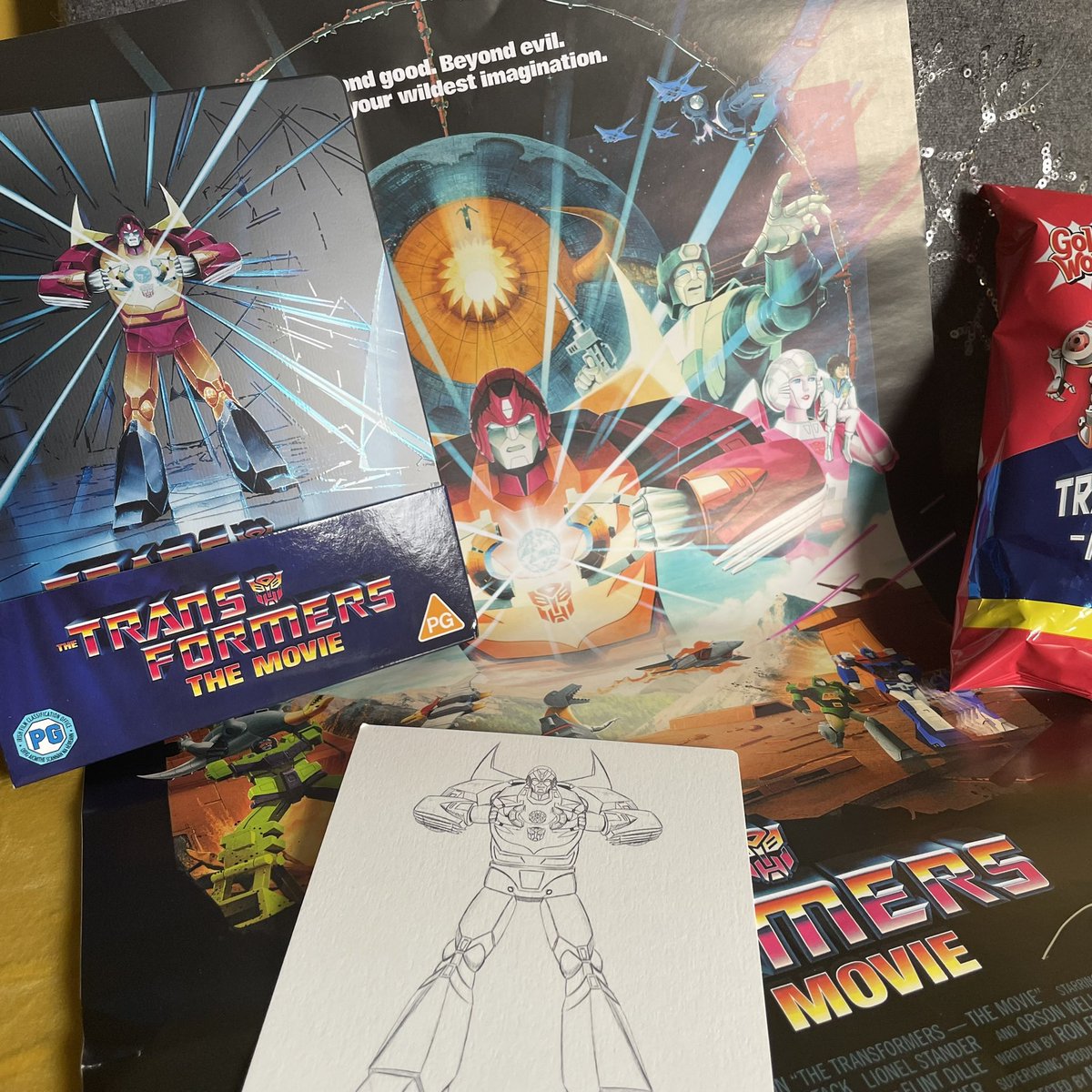 CallumC_'s tweet photo. Oh my goodness Thank You @funimationUK for this fantastic #Transformers4K gift pack!
Can’t wait to cry into my Transform-a-snacks while watching Optimus die tomorrow 🙌 🤖
#funimation https://t.co/f7mTwlgEdj