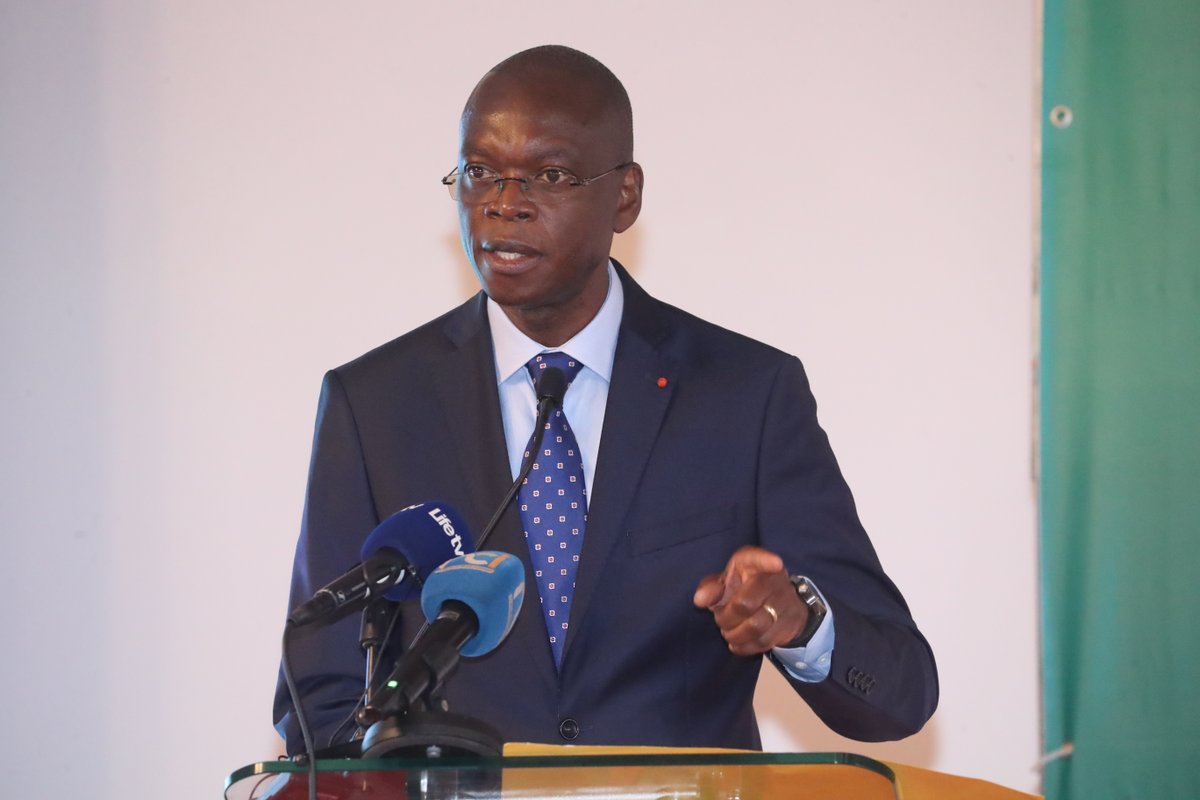 Gouvciofficiel's tweet photo. Bonne gouvernance et lutte contre la corruption : "la corruption fait perdre plus de 1300 milliards de FCFA à l'État de Côte d'Ivoire" (Ministre de la Promotion de la Bonne gouvernance).

#CICG #GouvCI 
@PBonneGOUVGA https://t.co/8p37J1Lzjj