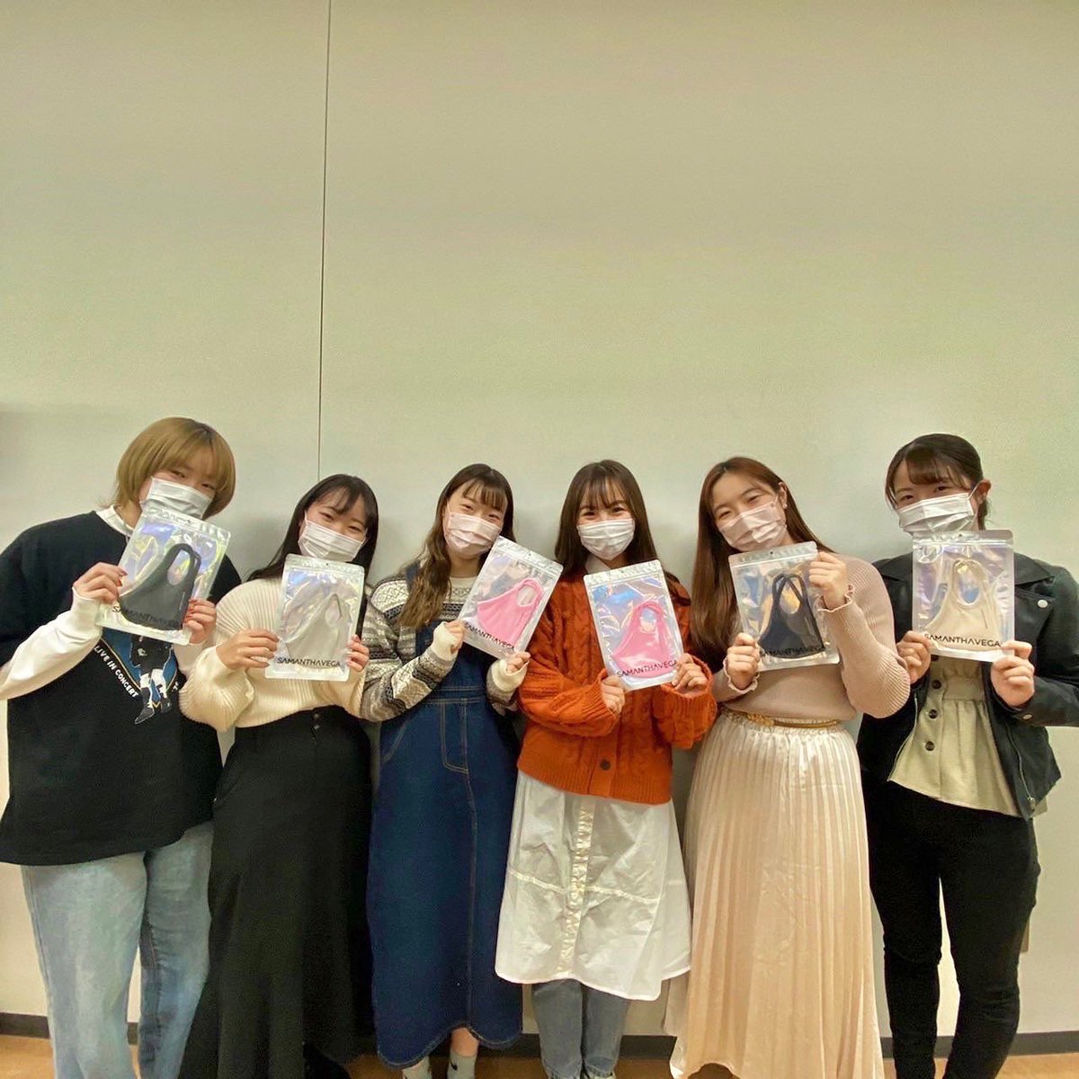 cjp_cuc's tweet photo. こんばんは！
SAMANTHAVEGAタスクフォースです🌟

先日告知をしていたSamantha Vega様とのコラボ企画に、、、

なんと千葉商科大学チアダンスチーム"glitter’s"の皆さんにご協力頂きました💖

次回からは先日紹介したアイシャドウパレットを使用したglitter’sのマスクメイクを投稿します！楽しみに〜🎶 https://t.co/IxpggfLavu